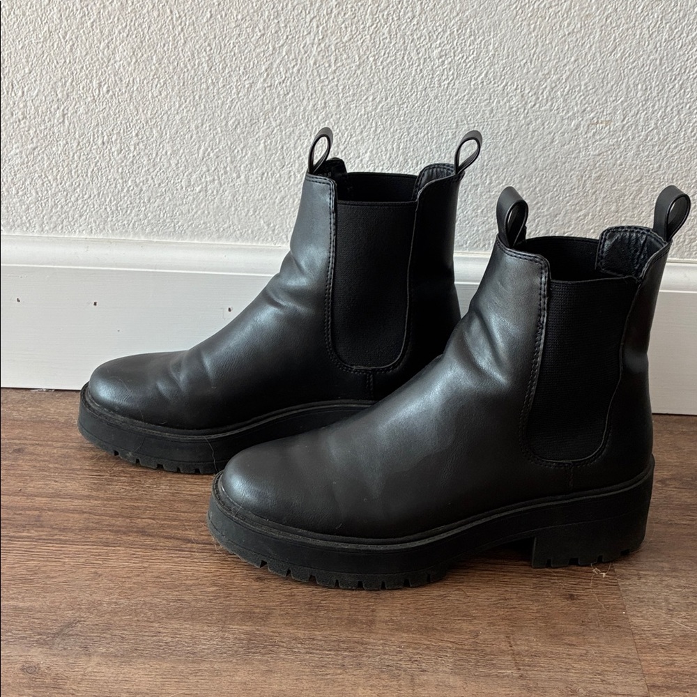 Chelsea Boots - Picture 2 of 4